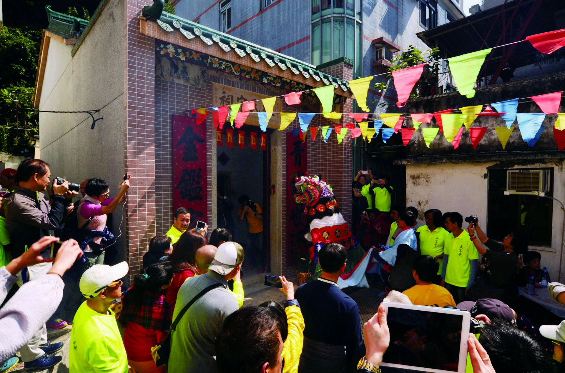 成和張兩個姓氏每逢農曆年都會聯群到訪道賀，舞動麒麟到祠 堂拜祭。