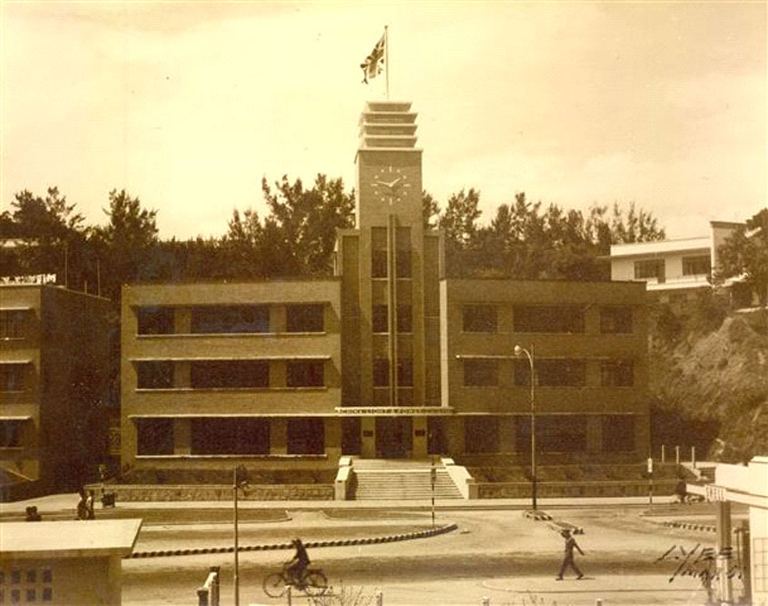 總部鐘樓裝飾藝術(Art Deco)建築，三面安裝同步的時鐘。在那個不是人人有手錶的年代，鐘樓發揮其最基本、最重要的功能：報時。不少路上行人或車上乘客經過鐘樓，都慣性會抬看鐘。有時候三個時鐘的時間有偏差，有中電員工憶述收到熱心市民通知後，會立即攀上鐘樓把時間較準。