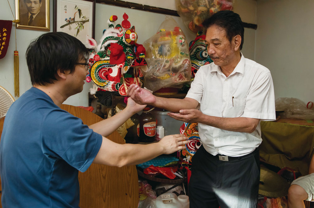 王師傅現已不再開班授徒，但徒弟徒孫練習時，王師傅也會偶爾糾正他們的姿勢，一絲不苟。