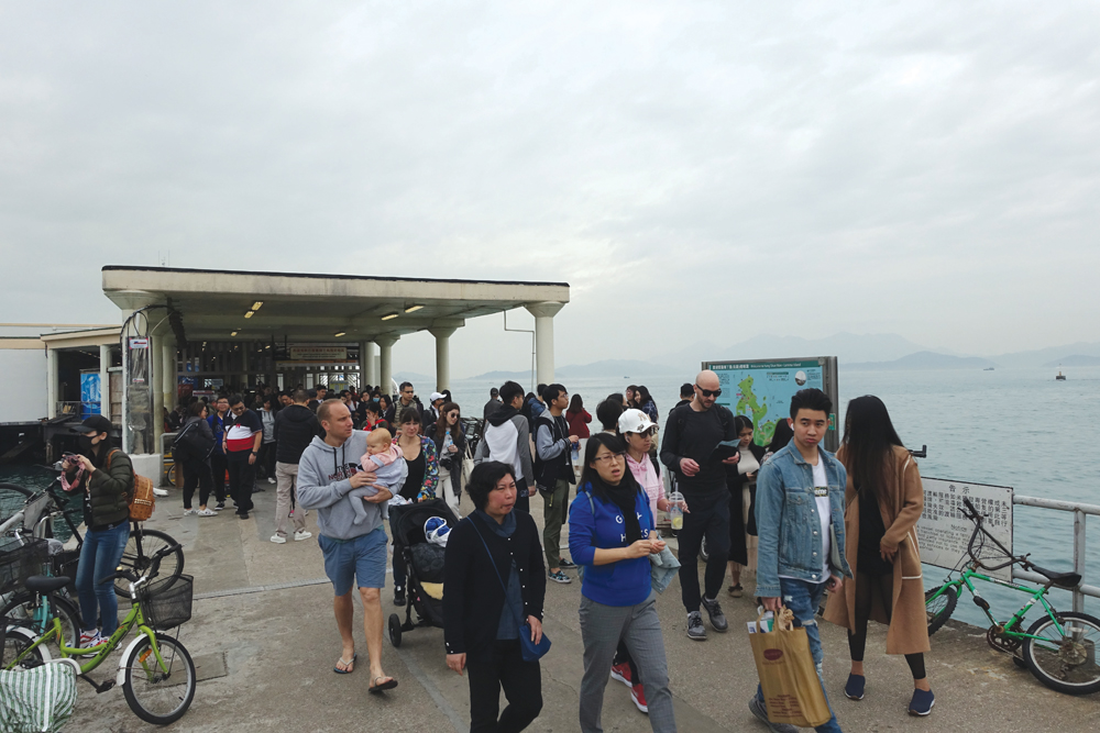 假日的南丫島，不少市區市民都會到來「抖抖氣」。