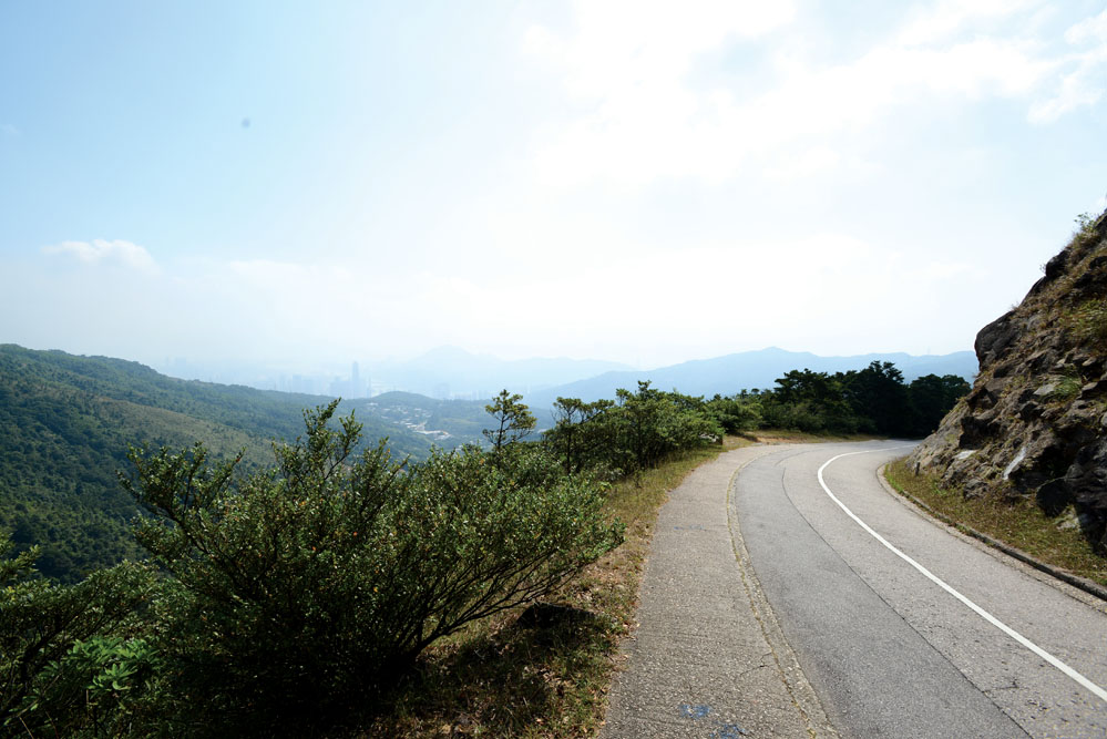 登山途中，如天色晴朗，可遠眺大嶼山東涌和鄰近島嶼，甚至深圳羅湖的水光山色。