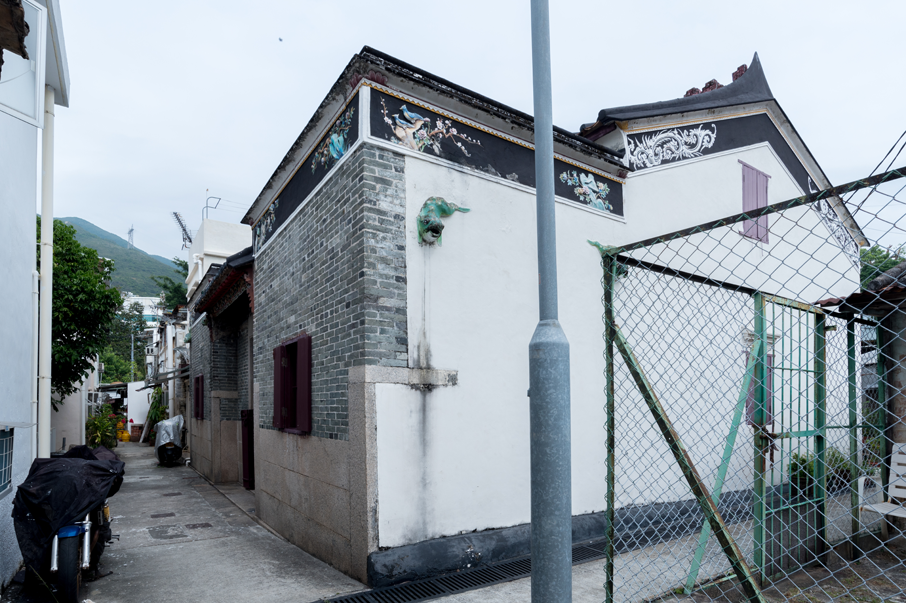 香港圍並非顯赫世家，卻出了一位在香港近現代史上舉足輕重的華人領袖周壽臣。