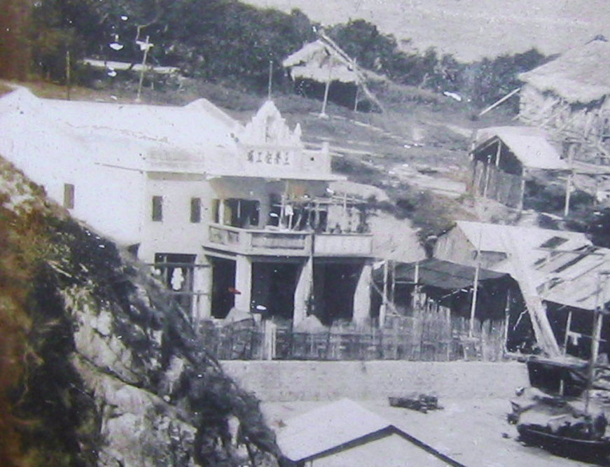創辦人王榮起初於路邊擺賣， 後來於四方街開設門市及工場， 86 年才搬到現址。圖中為1927 長洲工廠。