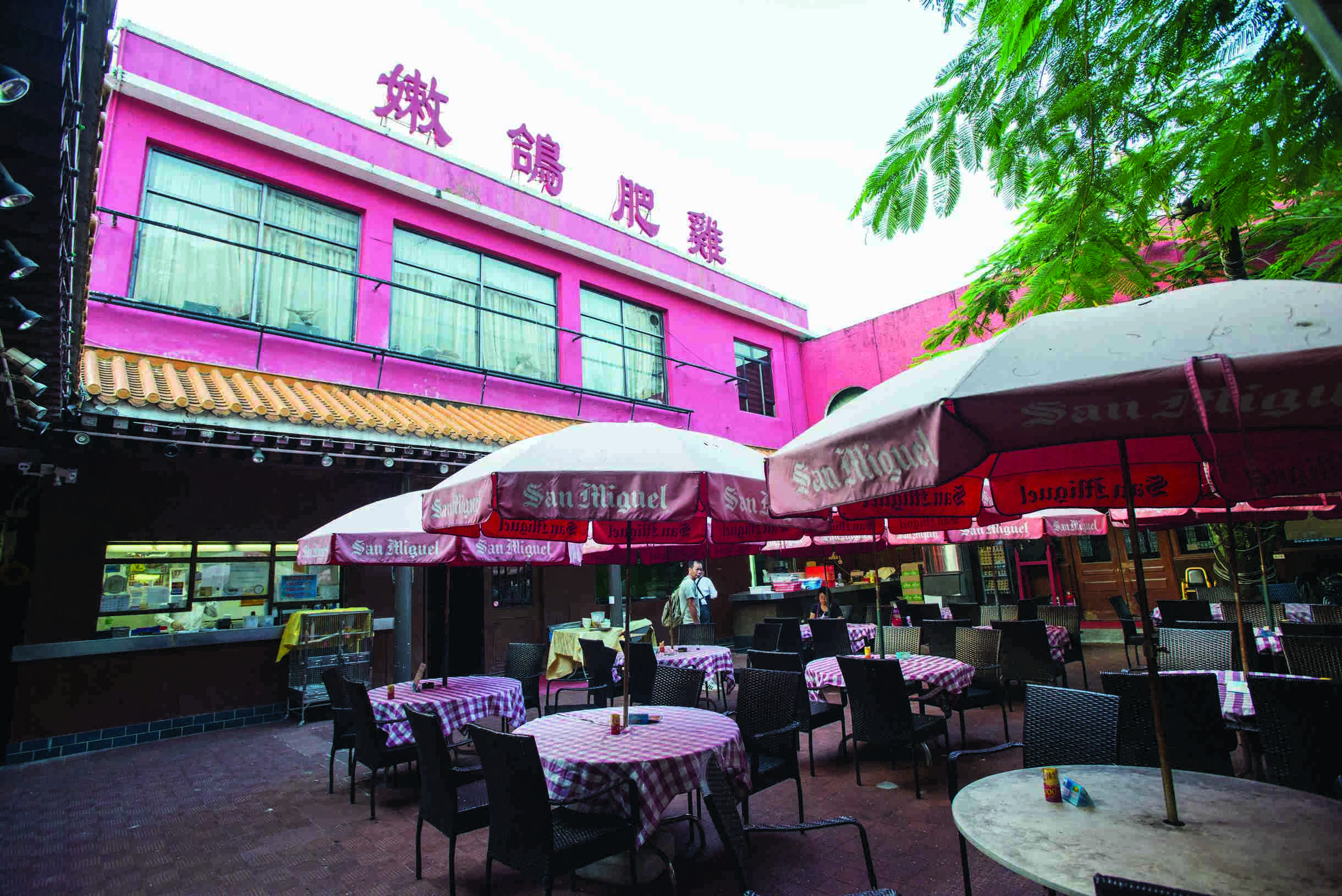 「嫩鴿肥雞」由香港華僑學院院長王淑陶題字，當年一眾師生皆為熟客，大抵也包括隨王院長來港、輾轉創辦中大新亞書院的錢穆和唐君毅。