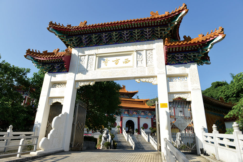 西方寺曾經歷多次擴建，為配合整體格局，山門前的路段由單程改為雙程，山門亦拓建為四柱三門的牌樓式建築。