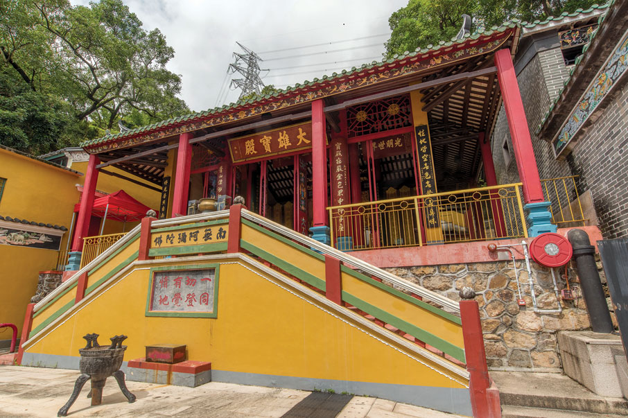 大雄寶殿供奉三方佛，是寺中最高大和最宏偉的建築物。