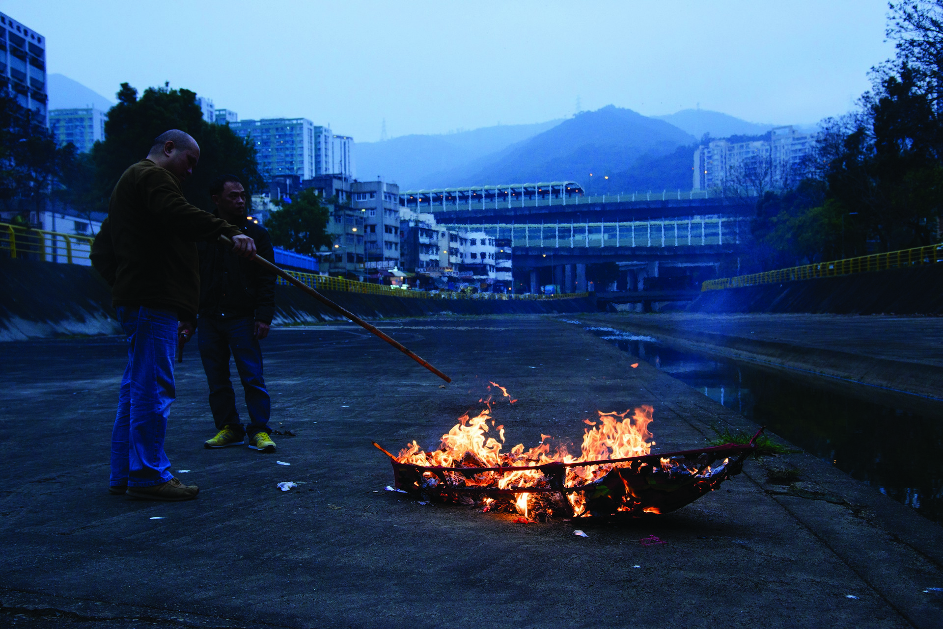 將紙船送到村外火化，驅走污穢。