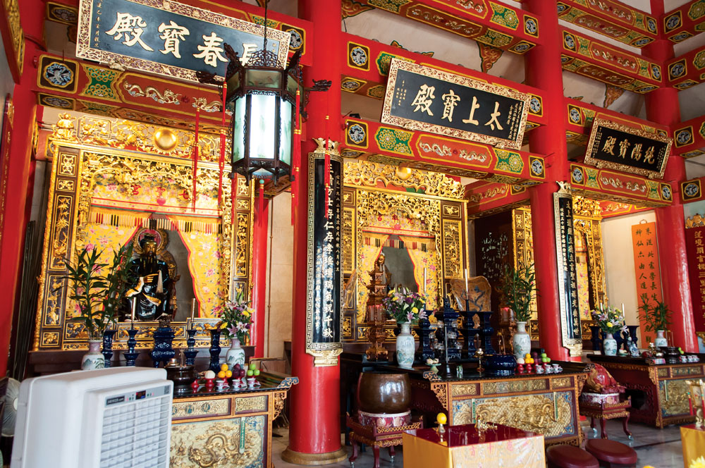 主壇內，供奉有太上老君、呂純陽和丘長春三位師祖。氣氛莊嚴，令人敬之。