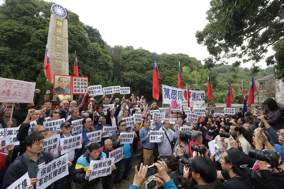 近日被傳將拆卸的紅樓，引來不少市民前來抗議，希望將紅樓列作法定古蹟保留。