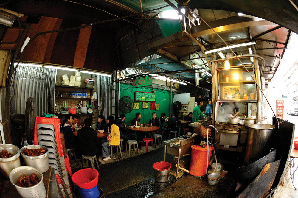 一個大牌檔的工作台佔地四呎乘六呎，如何在裏頭容納火水爐、雪櫃、洗碗盤、水吧、杯盤碗碟等，全靠檔主們的智慧。