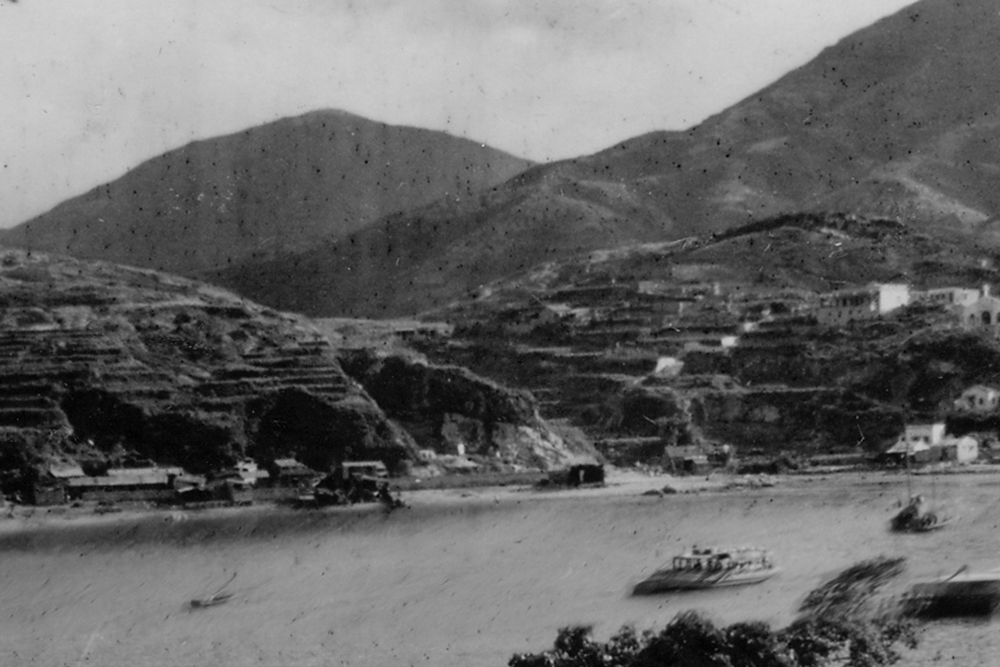 1953年。背景是現今的油塘中心，高超道、地鐵站及大本型。岸邊凹陷的山坡是百年的石塘。 