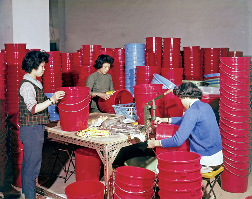 香港工業式微？ 現時的工廠生產線已北移，2005至2007年，香港製造業廠商數目一直下降，2007年只剩一萬二千多家，僱用工人數目不到十五萬。  大量工廠遷出香港是不爭事實，但重要決策、產品設計和市場推廣等仍由香港負責，低技術工業無疑式微，惟有轉型創意或高科技工業，方是香港工業的出路。