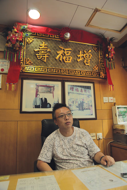 黃健源多年來盡心為客戶提供所需服務，與客戶建立了友好關係。