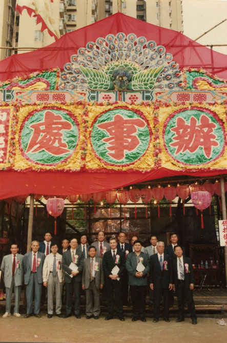 每年農曆三月十五為真君誕，當日善信會在廟旁空地搭棚，並安排傳統粵劇表演慶祝。圖為籌辦真君誕的委員。