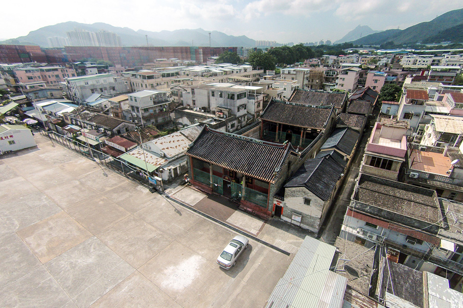鄧氏宗祠座落在厦村市旁，為三進兩院建築。