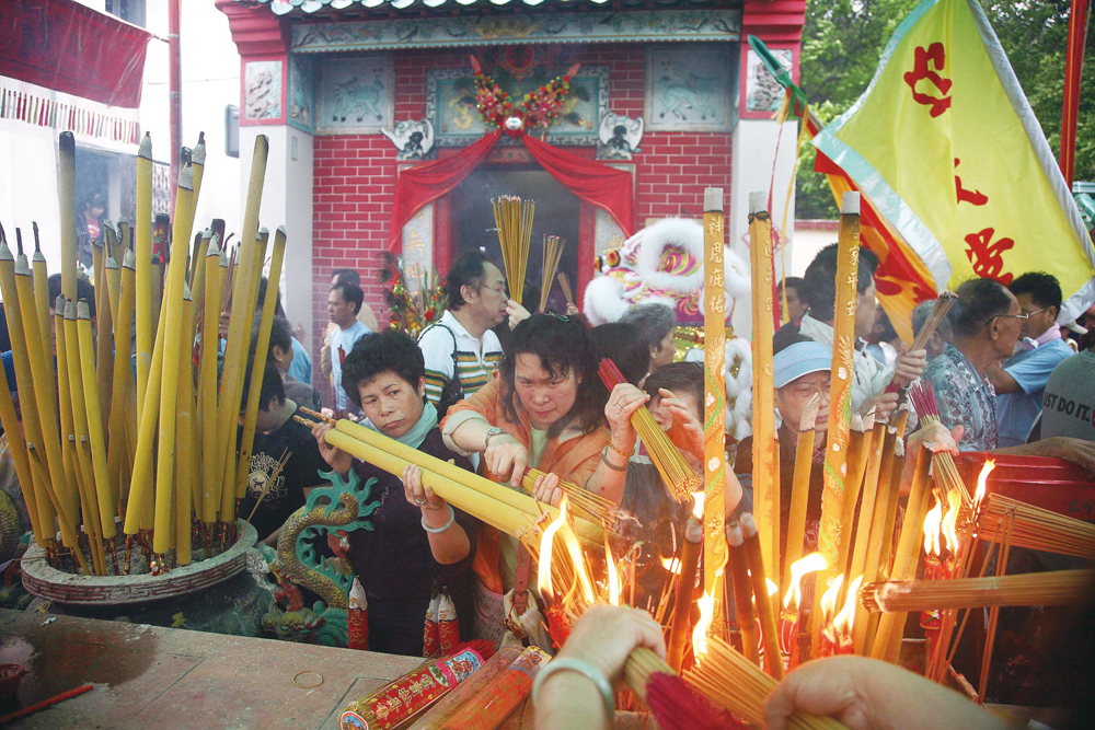 西灣為漁民聚居之地，對天后十分虔誠，正誕日香火鼎盛。