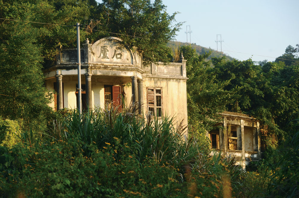 石廬是徐仁壽(1889-1980)於1925年興建的大宅，揉合中西合壁的建築特色，現已荒廢多年。
