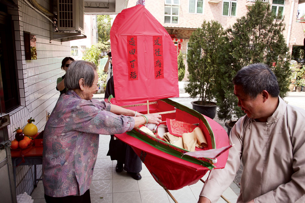 將不潔的東西借紙船帶走，象徵來年家宅平安，百病不侵。(照片提供：陳天權)