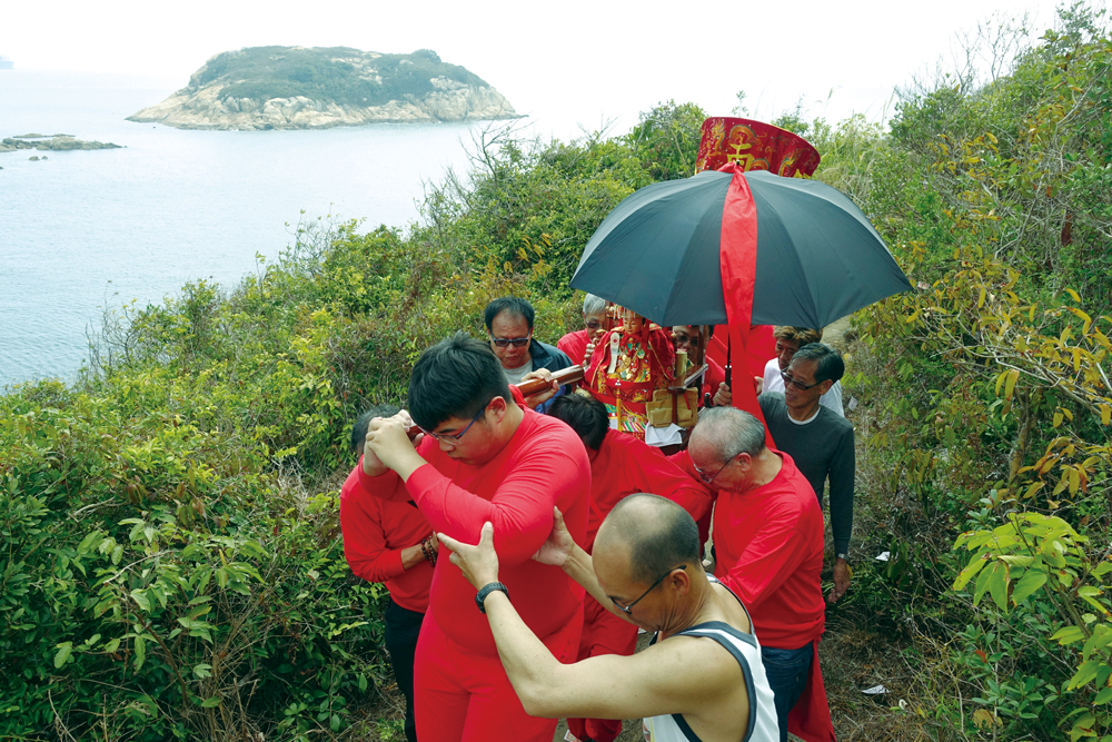 打醮之前居民用神輿到天后廟請神到神棚觀戲。