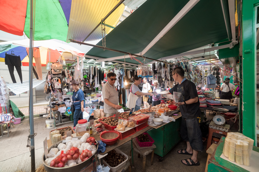 自從利東街重建後，一大批舊住客搬走了，從前熟客生意佔八成半，現在卻只有七成；加上近年不時爆發的禽流感疫症，對賣蛋生意影響著實不小。