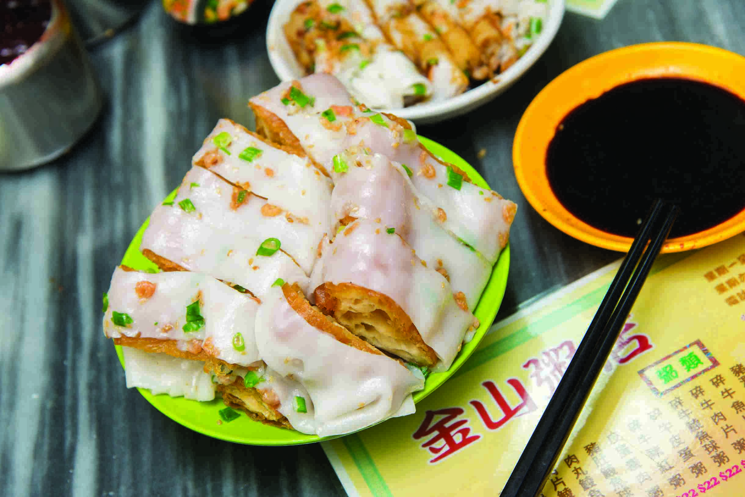 由於油條粗大，炸兩份量驚人，圖示為炸一，體積已減半。