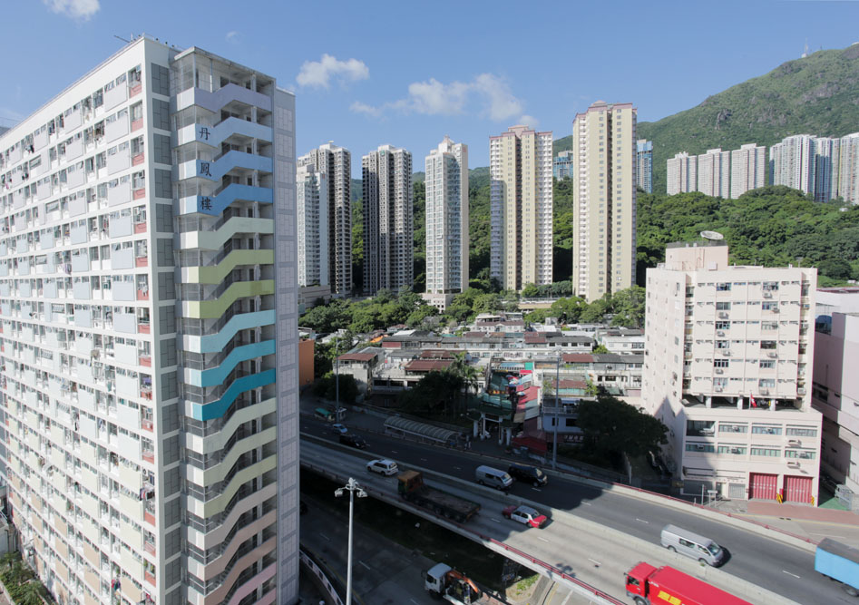 昔日傳統的農村，經歷城市化的演變，宗族故里不能世代共處，好些習俗早已失傳，高樓大廈式的「邨」取代了「村」，鄉里變成鄰居。