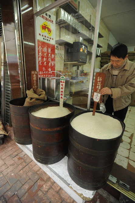  「食飯唔知米價」成了大人教細路的口頭襌，而真正的米價已清楚寫在米牌上。