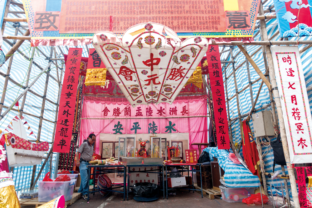 長洲水陸居民每年農曆七月下旬在碼頭附近搭棚舉行盂蘭勝會。