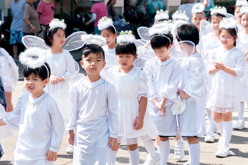 小孩子們打扮成天使參與巡遊。