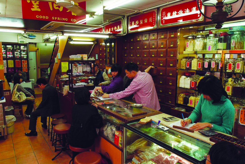 百子櫃已是老藥店的必備之物。每位員工都各司其職，專誠為客人服務。