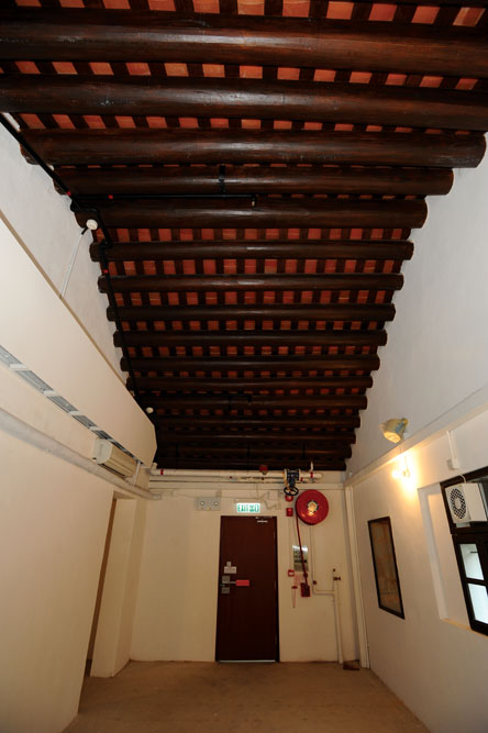 屋頂原先以瓷筒瓦建造，以木椽及桁樑支承，後於1998 年改為以金屬支架承托的金屬屋頂。