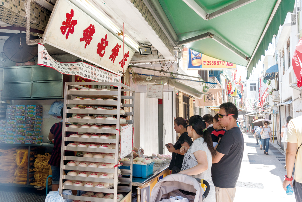 除了打蘸期間，售賣大量的平安包外，平日也售賣不同新鮮出爐的唐餅和麵包。