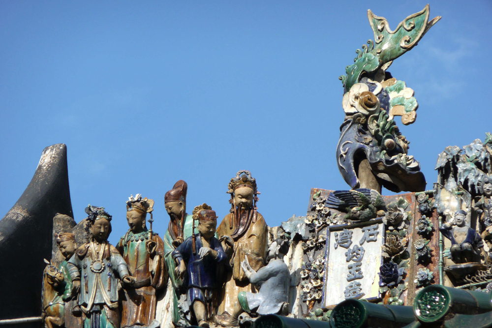 天后古廟屋脊布滿民國甲寅年（1914年）的石灣陶瓷人物