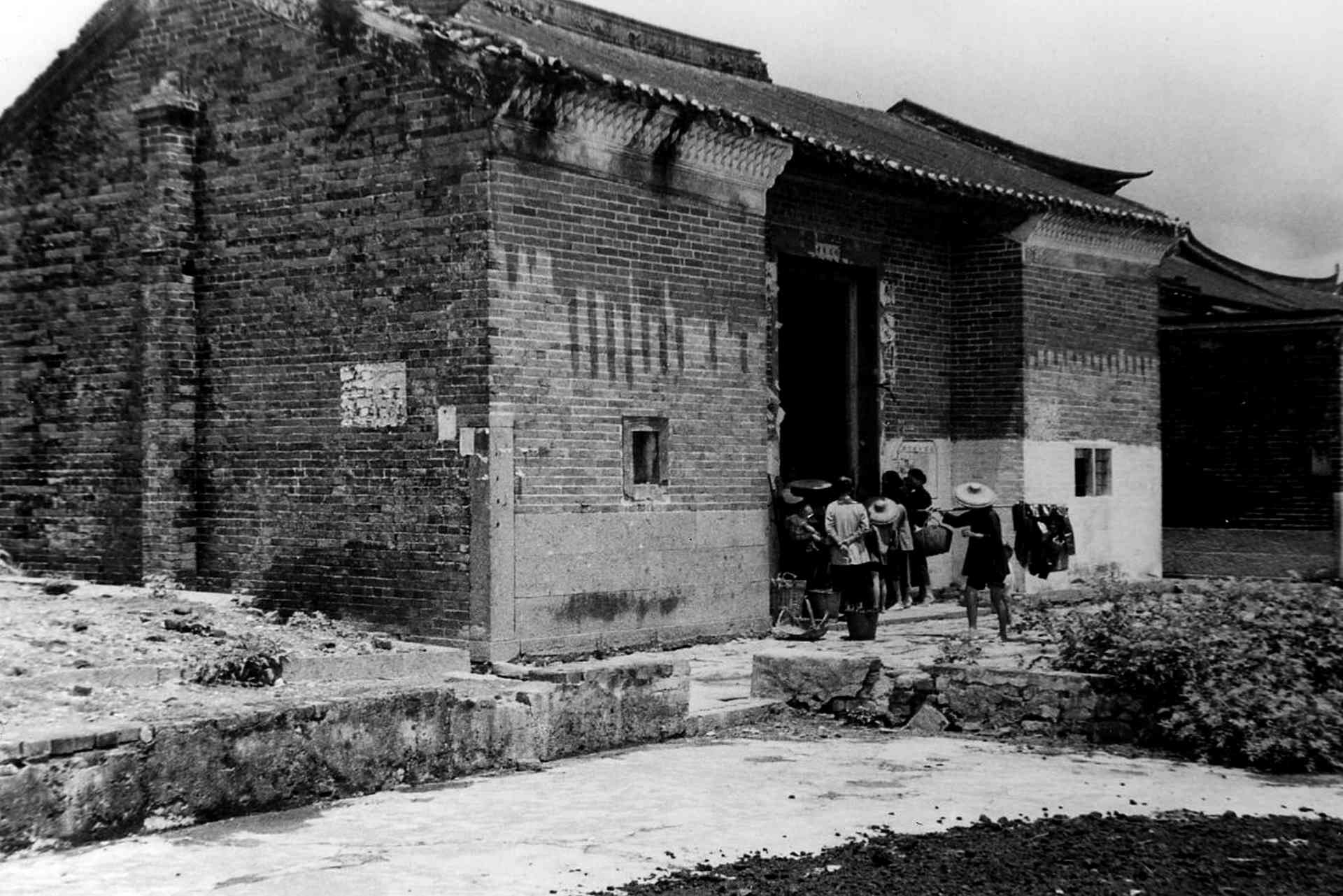 傳統客家女婚嫁不自決，哭嫁時哀歌傳遍村內，弔詭是大喜日子，暗裏都有憧憬，悲喜難分。（圖片/ 香港社會發展回顧項目）