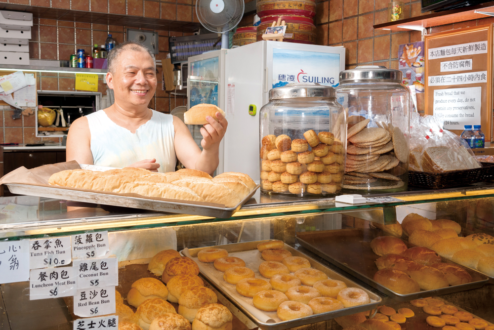 從父親手中承繼的餅店，今天老闆拿著自家出品自然笑逐顏開。