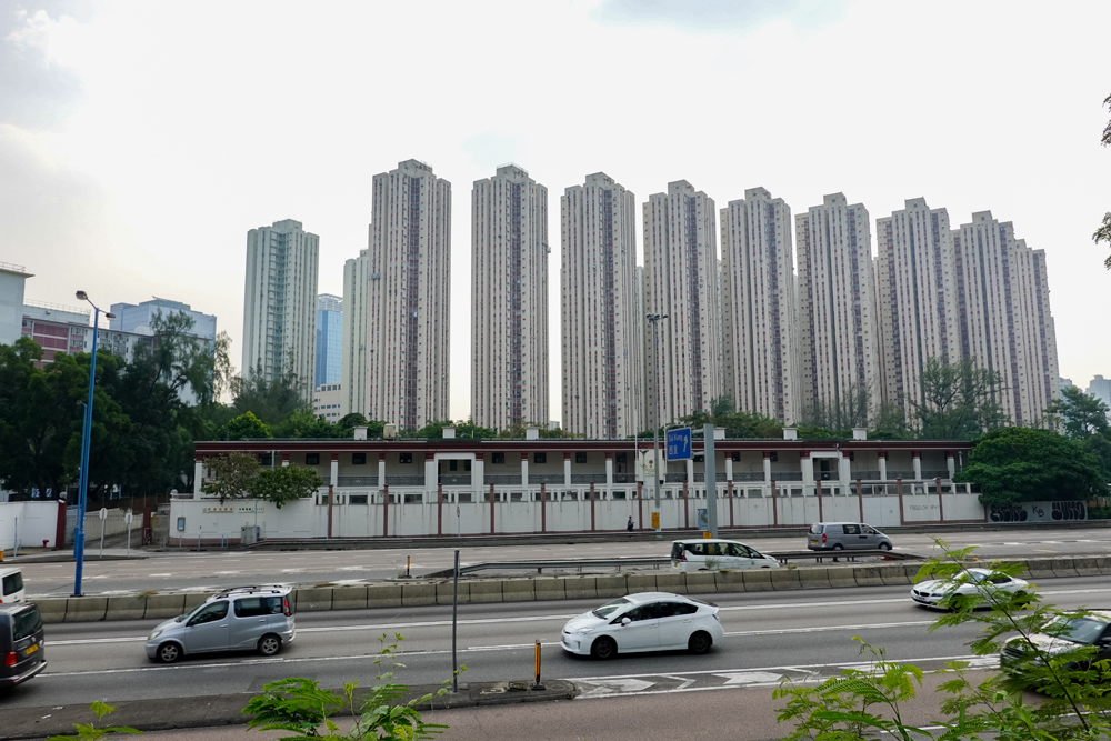 觀塘道旁一列兩層高的建築物原是空軍基地總部大樓，現給明愛向晴軒使用。