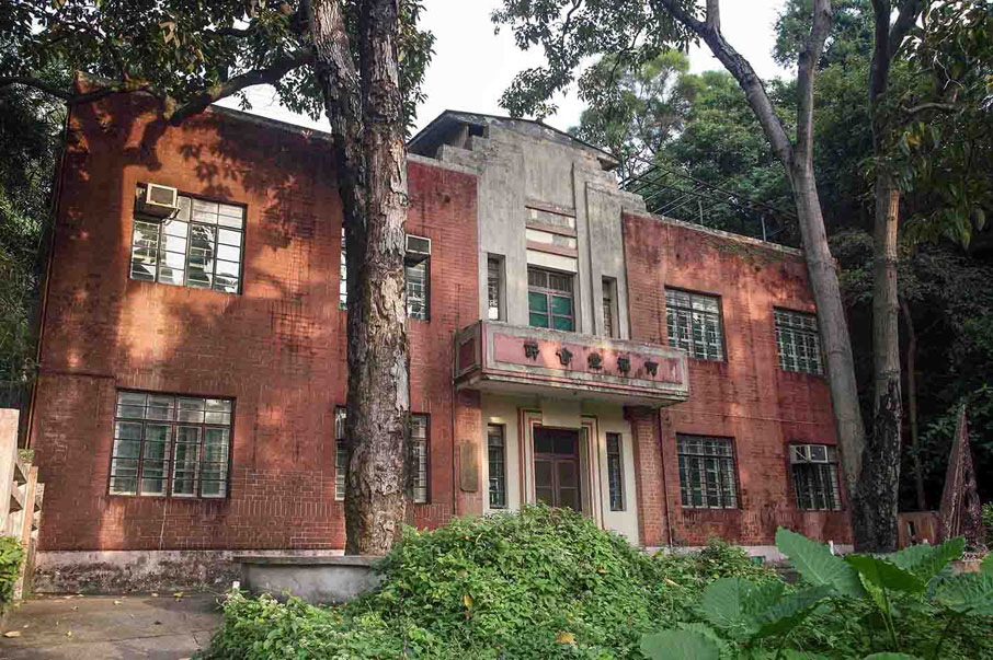 教會買了校址，將女生宿舍改名「何福堂會所」。