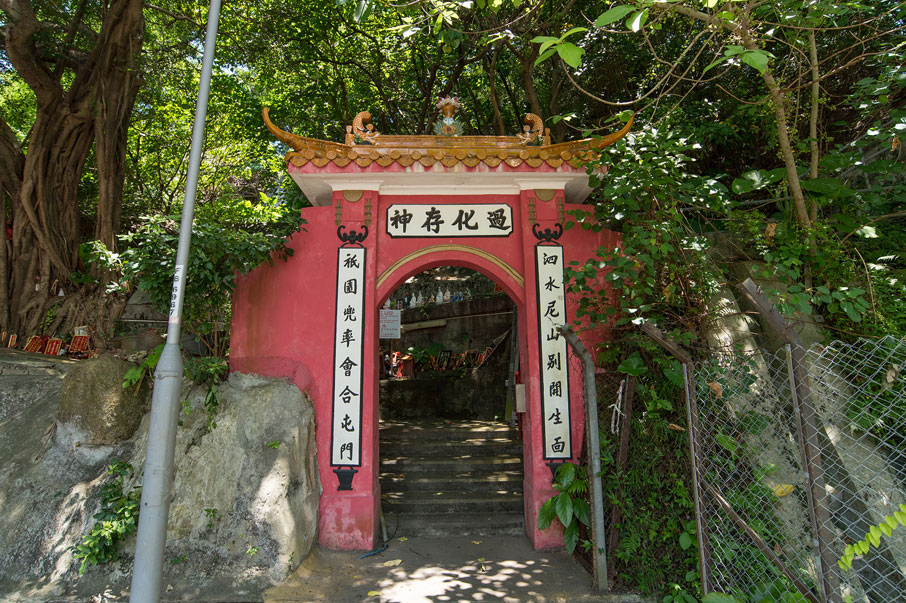 由麒麟崗公園穿過牌樓，拾級而上便到聖廟。