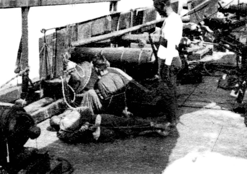 擄人勒贖一直是海盜的主要收入來源，圖為1920年代兩名遭海盜擄走的受害者。