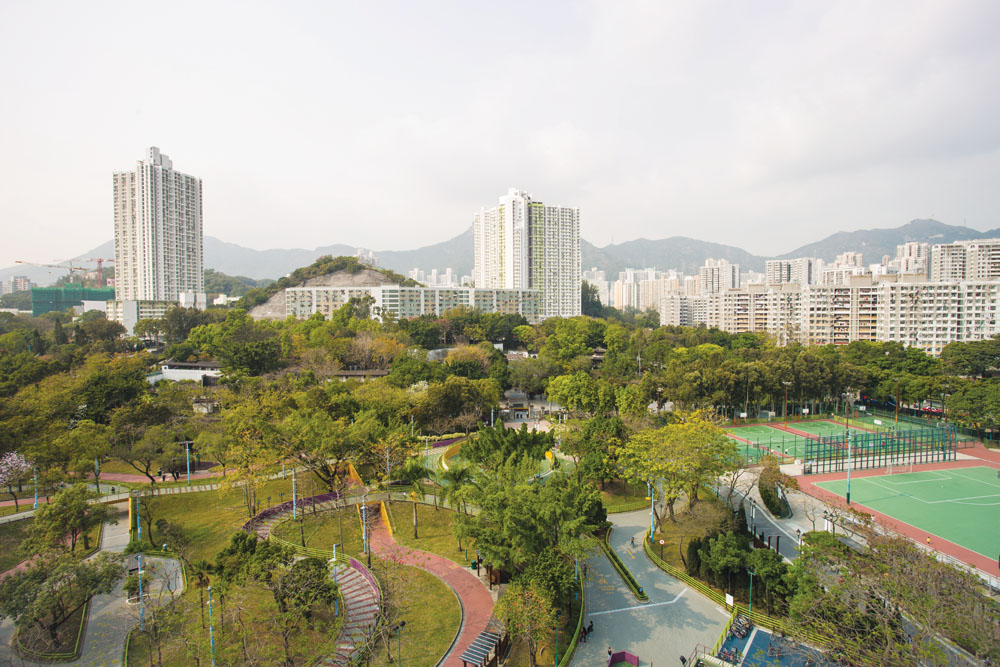 舊日的九龍城寨，經已變成一座富庭園特色的公園，而中間的衙門建築仍然保留。