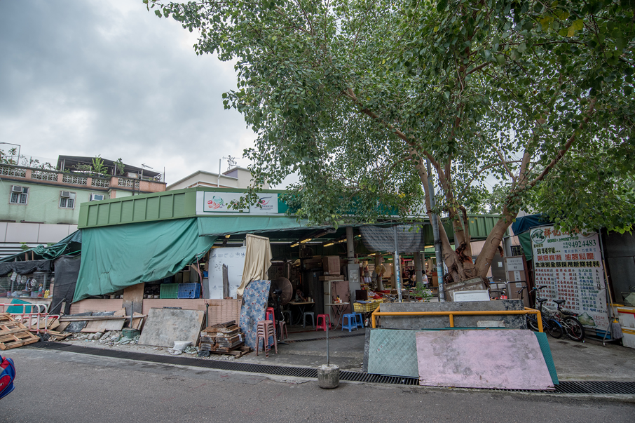 雖然祥記粥店開設於偏僻的藍地熟食街市，但每逢早上及午市例必坐無虛席。