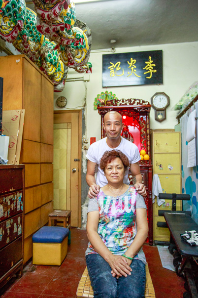 其中一位接手蘭姐生意的搭棚師傅黎俊霖延續花牌手藝。