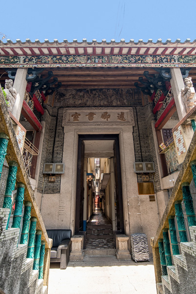 |述卿書室只剩下一座高 聳門樓，上面滿布裝飾。